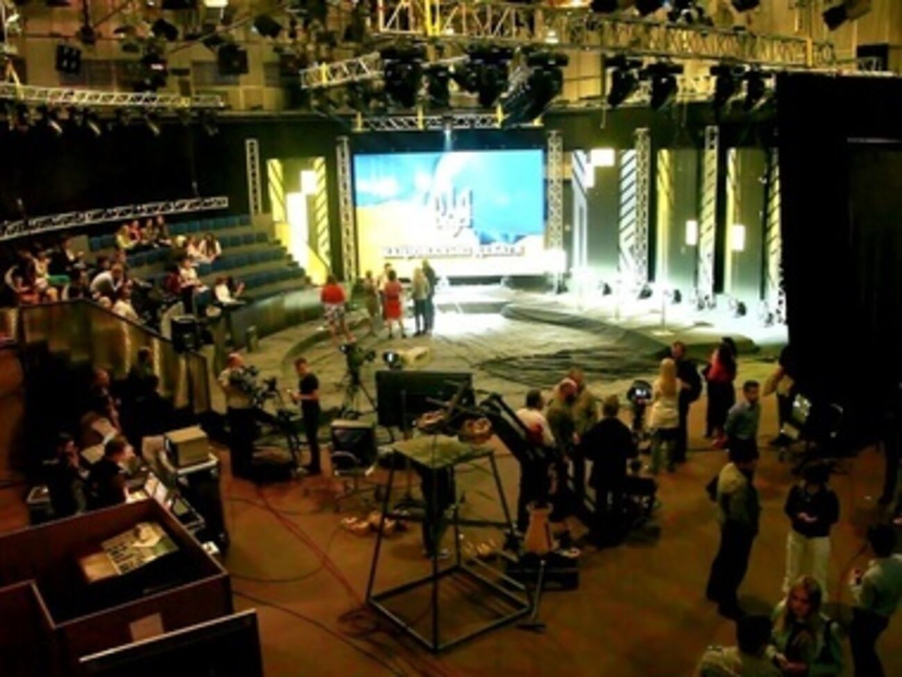 Студийный павильон в процессе подготовки --- за пять дней до начала проекта