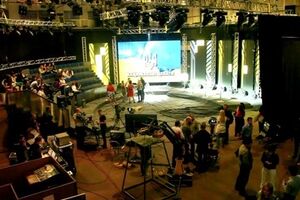 Студийный павильон в процессе подготовки --- за пять дней до начала проекта