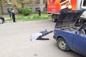 Один из погибших в ходе столкновений в Мариуполе. У него на руке была желто-голубая лента