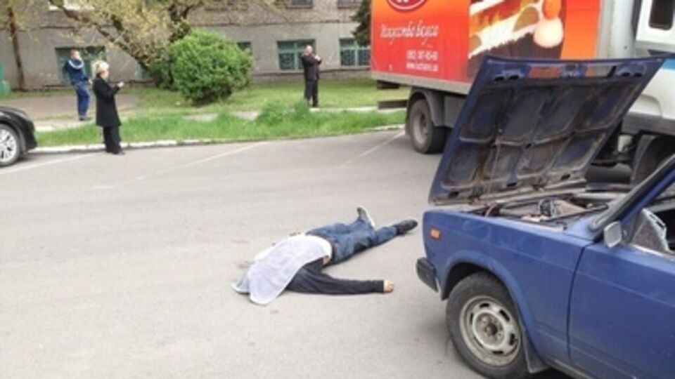 Один из погибших в ходе столкновений в Мариуполе. У него на руке была желто-голубая лента