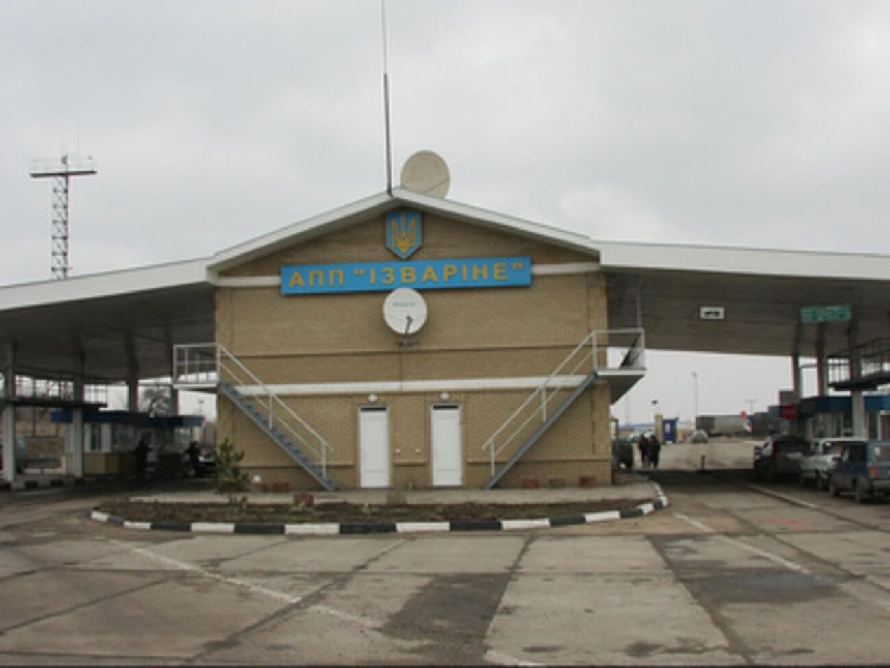 Украинские пограничники отказались сдать оружие и заняли оборону, после чего неизвестные начали забрасывать пункт пропуска коктейлями Молотова.