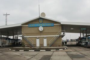 Украинские пограничники отказались сдать оружие и заняли оборону, после чего неизвестные начали забрасывать пункт пропуска коктейлями Молотова.