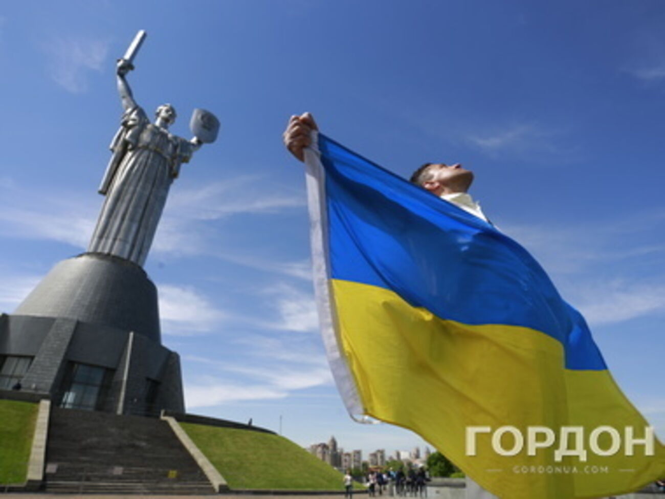 Празднование Дня Победы возле монумента "Родина-мать" в Киеве. Фоторепортаж