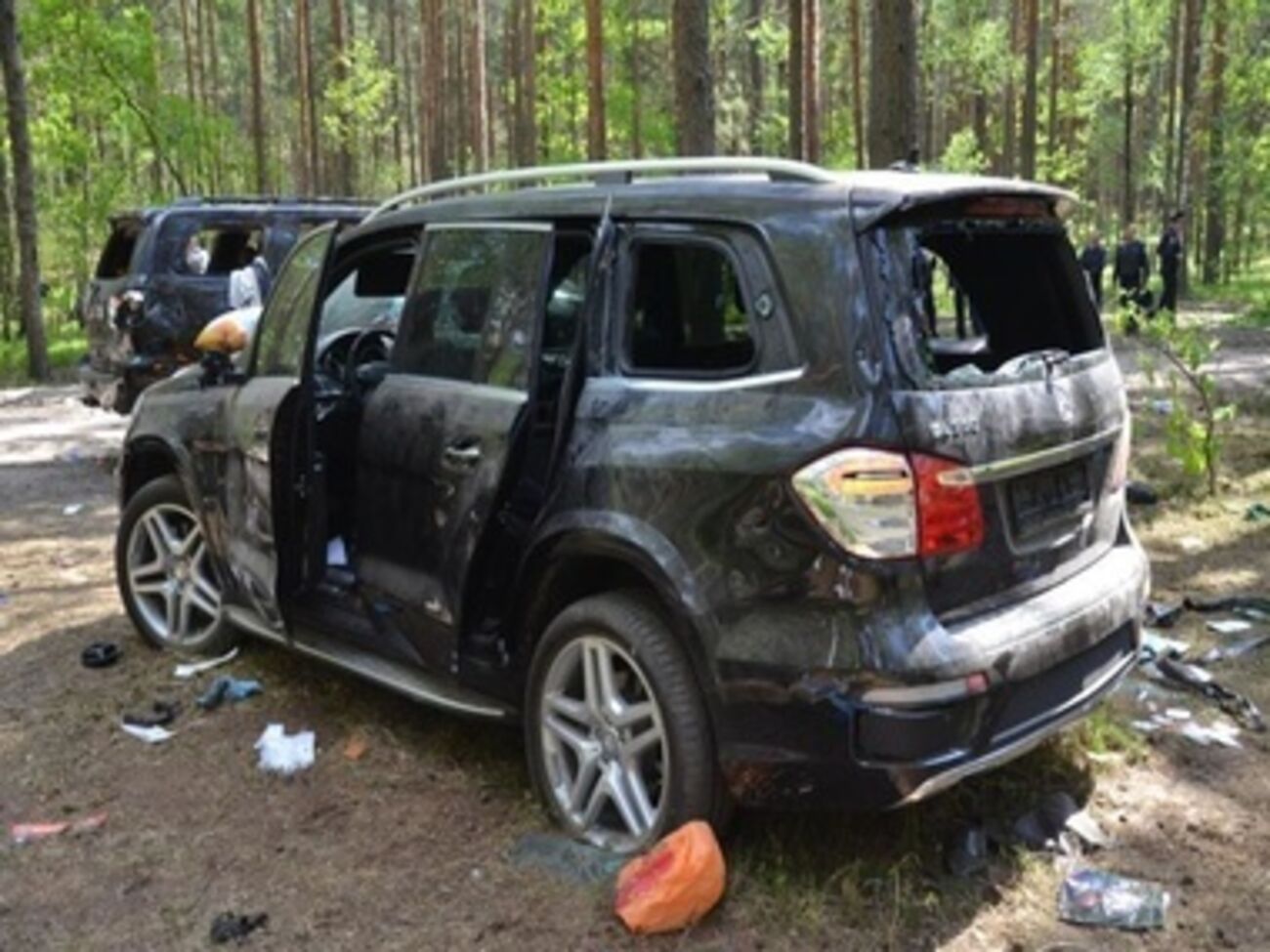 местные жители разбили несколько автомобилей захватчиков