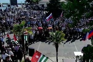 В Сухуми не прекращается митинг сторонников оппозиции