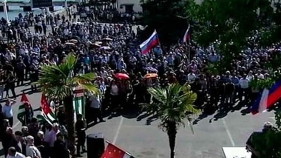 В Сухуми не прекращается митинг сторонников оппозиции