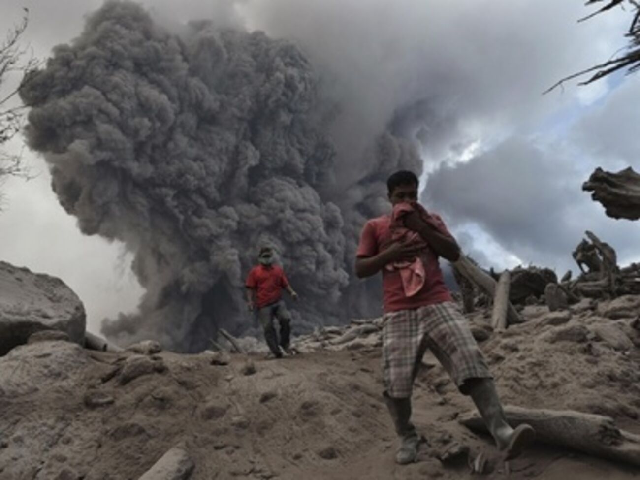 Извержения вулкана Синабунг в январе