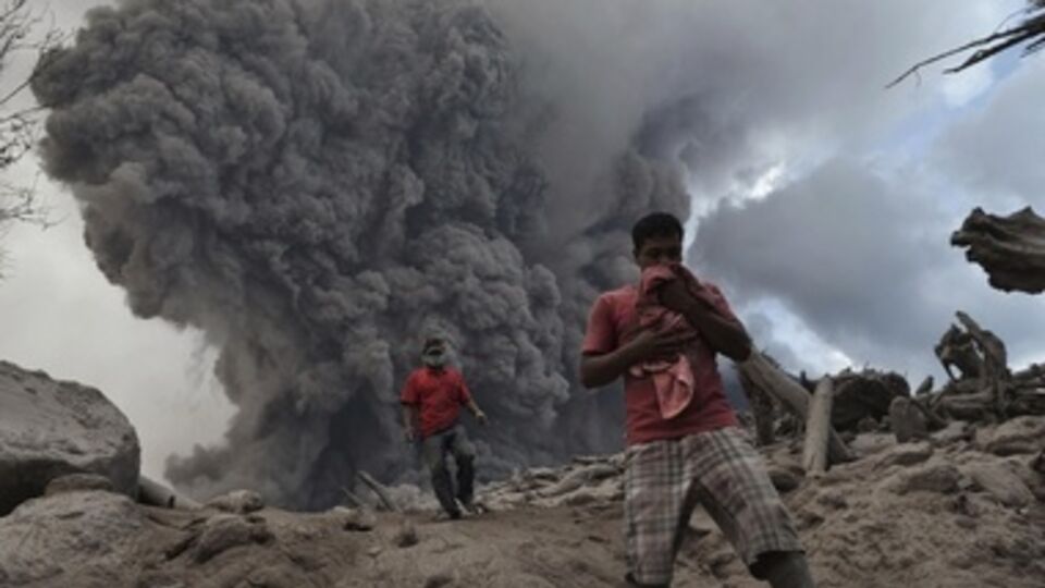 Извержения вулкана Синабунг в январе