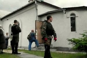Представители "самообороны" Крыма возле храма в Перевальном