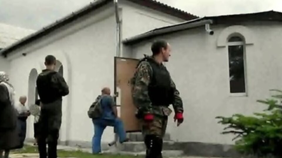 Представители "самообороны" Крыма возле храма в Перевальном