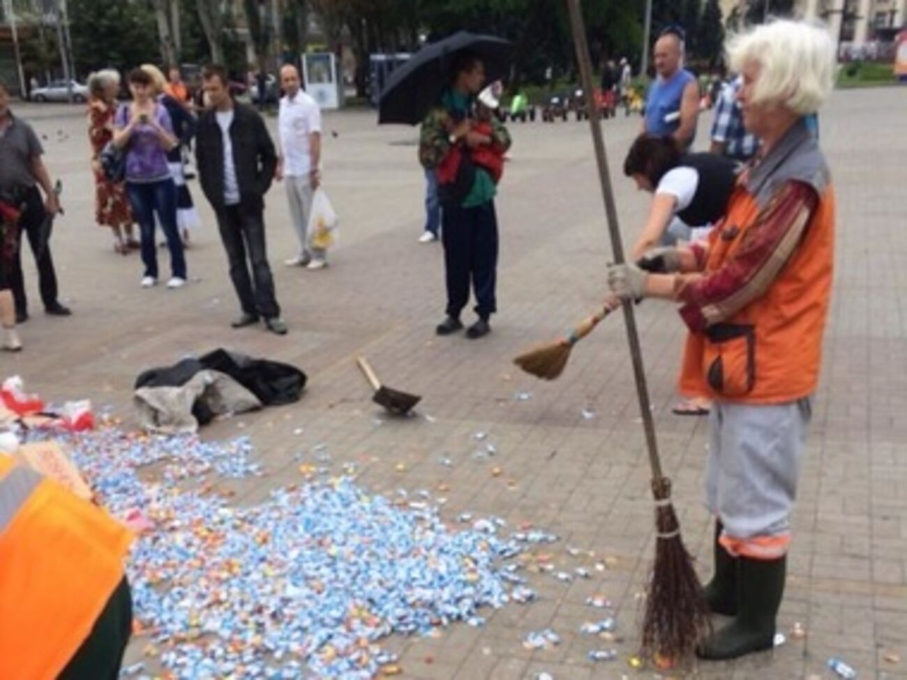 &nbsp;Пророссийские активисты устроили показательную расправу с конфетами "Roshen"