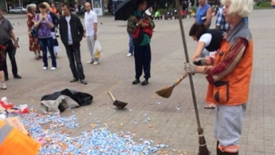 Пророссийские активисты устроили показательную расправу с конфетами "Roshen"