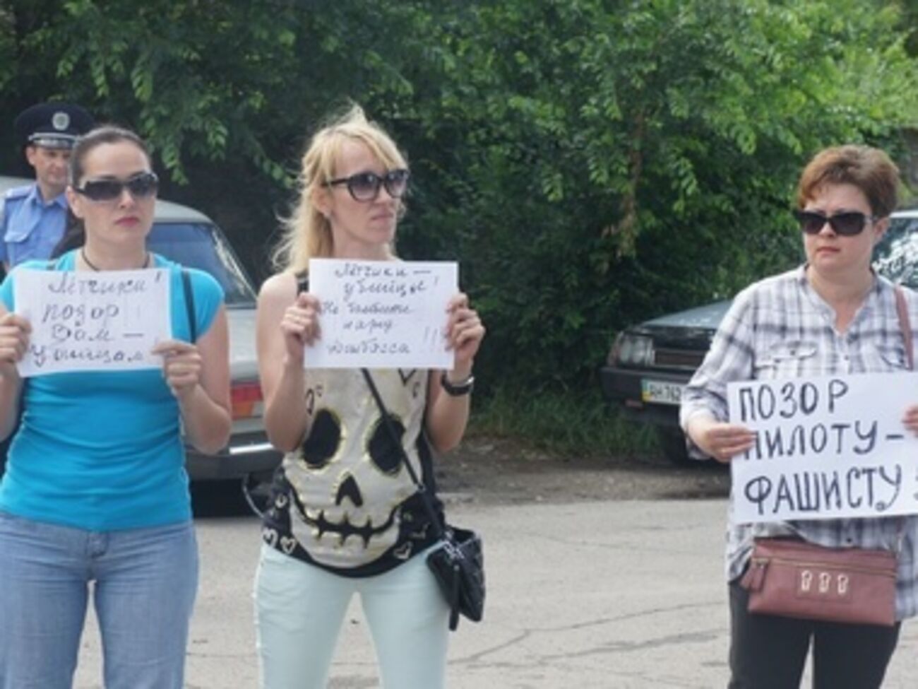 Некоторые "антифашисты" бросались на людей, выходящих из части