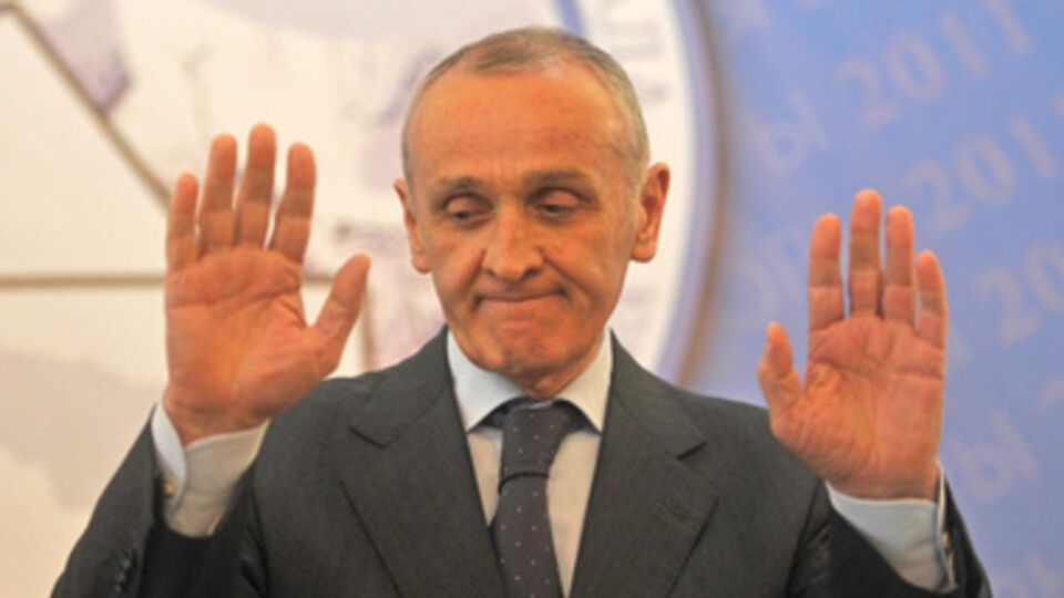 Александр Анкваб ушел в отставку под давлением оппозиции