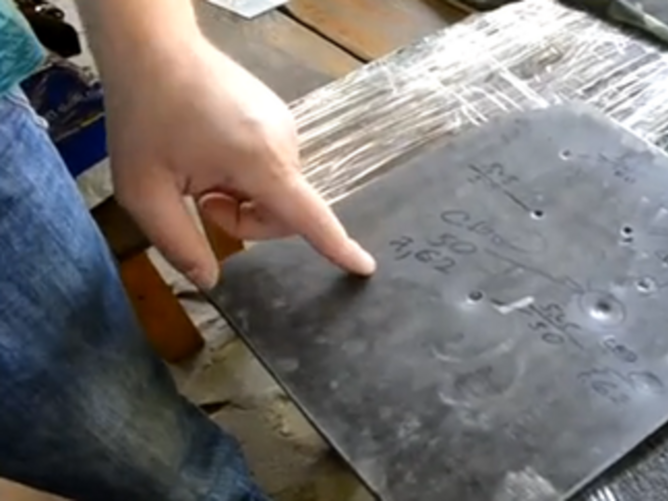 На пластинах были испробованы разные виды оружия: от автоматов до снайперских винтовок