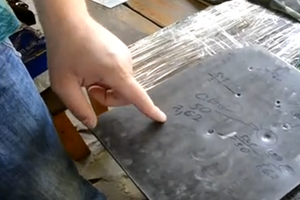 На пластинах были испробованы разные виды оружия: от автоматов до снайперских винтовок