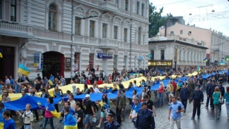 Сотни харьковчан собрались на Вече, несмотря на ливень