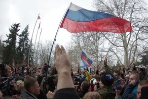 Некоторые митингующие держали флаги самопровозглашенной "Донецкой народной республики"