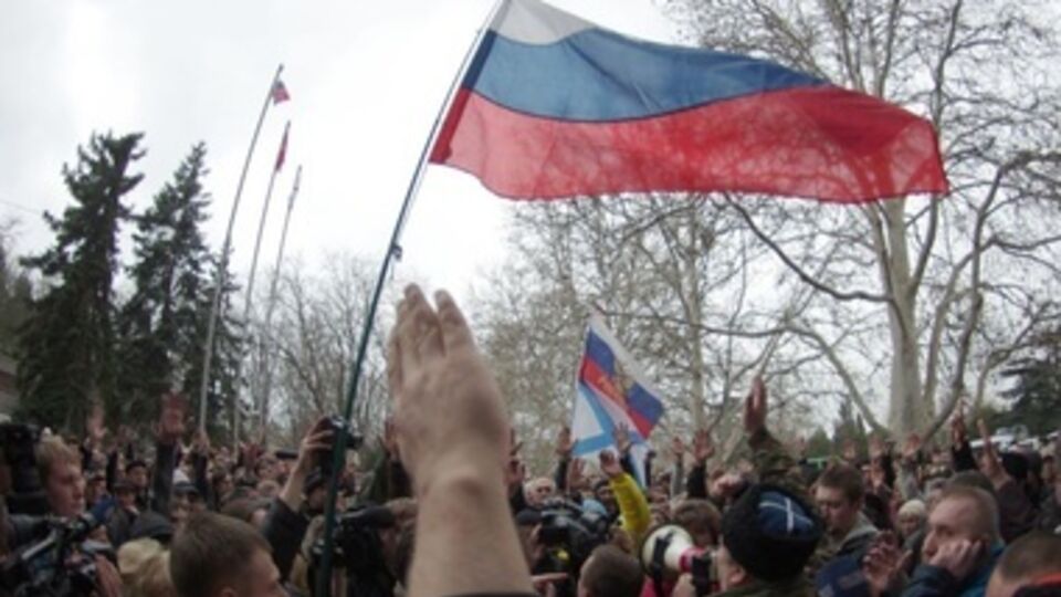 Некоторые митингующие держали флаги самопровозглашенной "Донецкой народной республики"