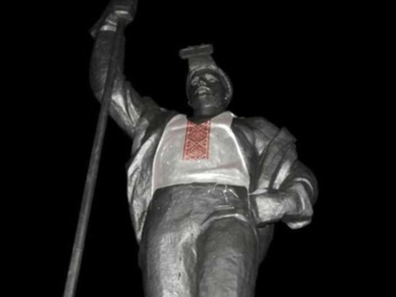 Сталевара "одели" в вышиванку