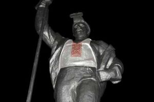 Сталевара "одели" в вышиванку