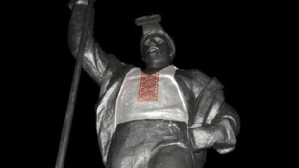 Сталевара "одели" в вышиванку