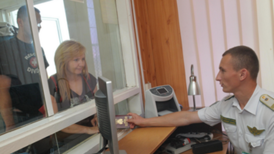 Всего польская сторона приняла 299 человек из Украины, в том числе --- шесть граждан РФ