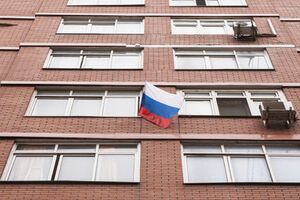 Российскими флагами в Евпатории призывают "воспитывать патриотизм"