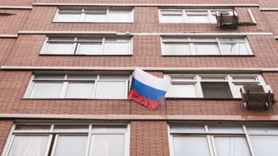 Российскими флагами в Евпатории призывают "воспитывать патриотизм"