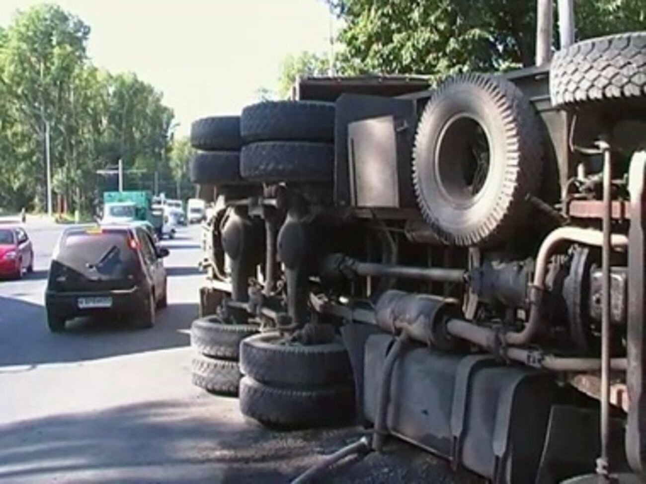 По одной из версии, грузовик перевернулся на скользкой после дождя дороге