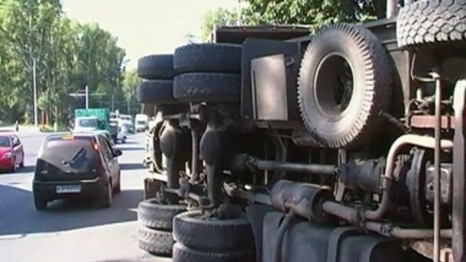 По одной из версии, грузовик перевернулся на скользкой после дождя дороге