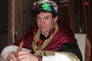 Петро Олийнык: Первые недели по три часа спал, и то днем, потому что ночью непонятные люди в "Межигорье" приходили – воровали, ломали, картины из рамок вырезали