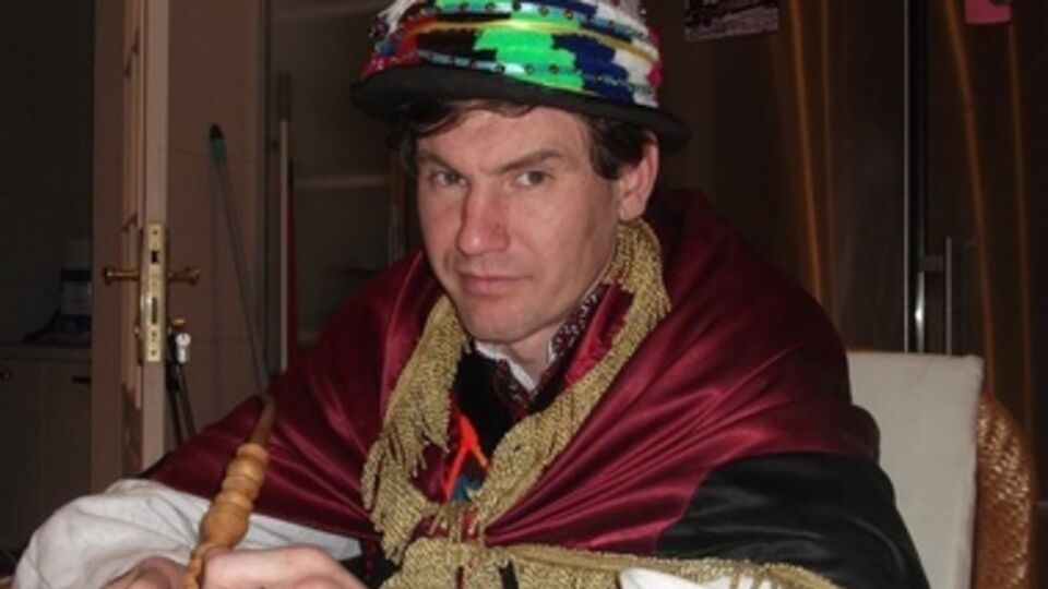 Петро Олийнык: Первые недели по три часа спал, и то днем, потому что ночью непонятные люди в "Межигорье" приходили – воровали, ломали, картины из рамок вырезали