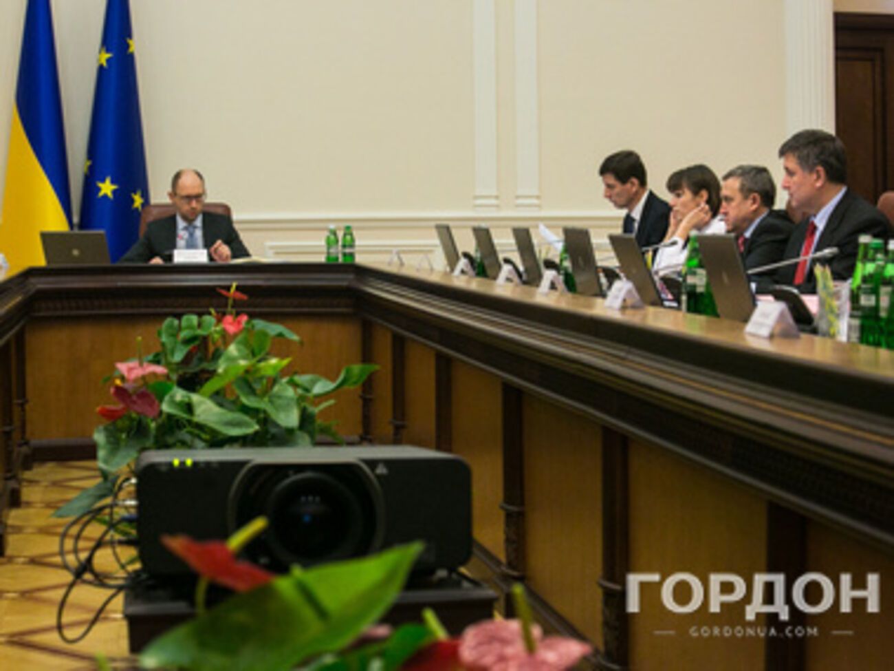 Арсений Яценюк: В Снежном и Красном Луче боевики охотятся на почтальонов и банкиров