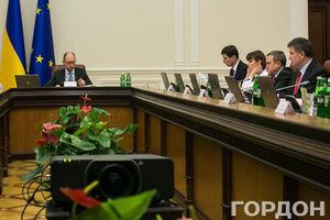 Арсений Яценюк: В Снежном и Красном Луче боевики охотятся на почтальонов и банкиров