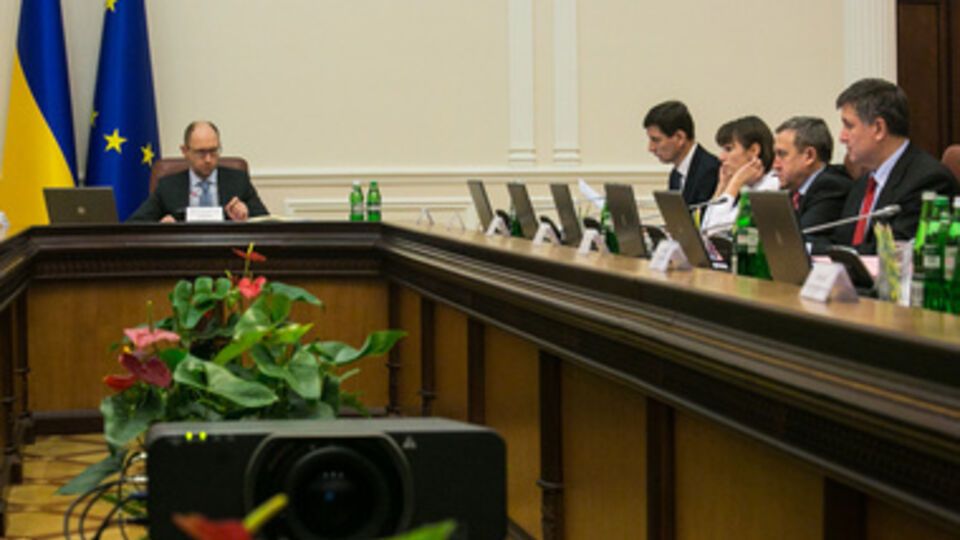 Арсений Яценюк: В Снежном и Красном Луче боевики охотятся на почтальонов и банкиров