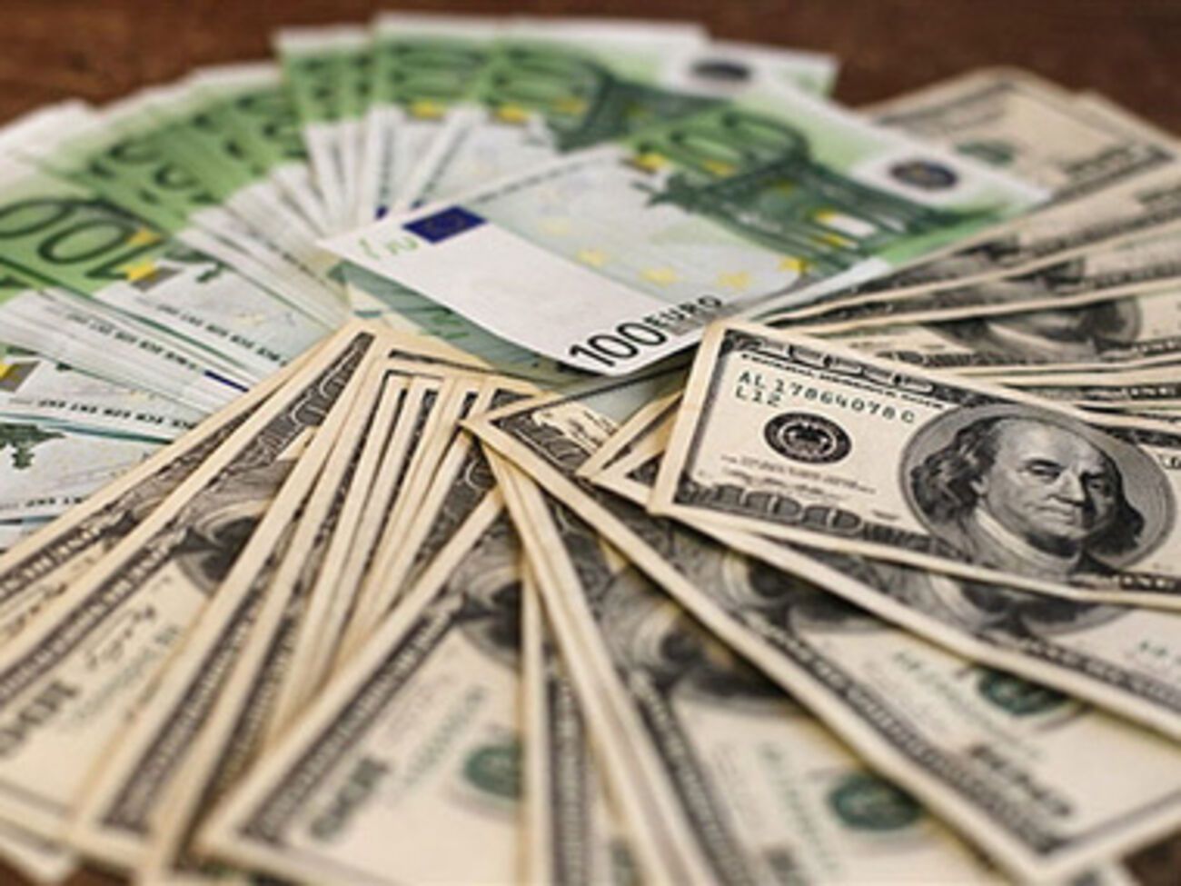 Украинцы стали покупать больше и продавать меньше валюты