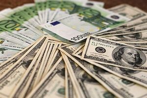 Украинцы стали покупать больше и продавать меньше валюты