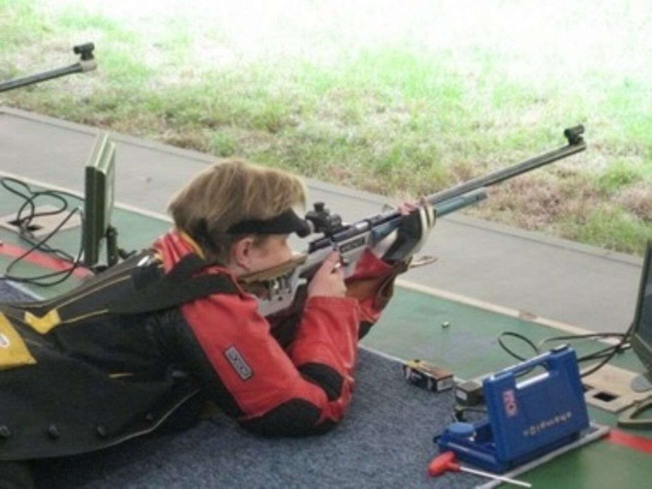 Новый рекорд установлен в стрельбе из малокалиберной винтовки с дистанции 50 метров из трех положений (с колена, лежа, стоя)