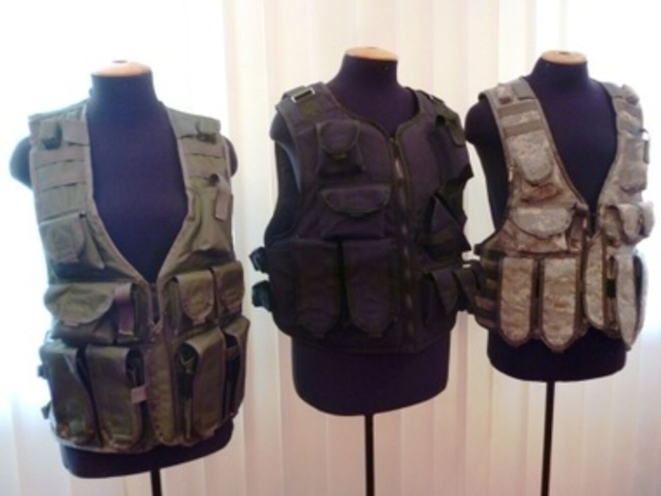 Один жилет в зависимости от вида ткани и сложности кроя стоит до 300 грн