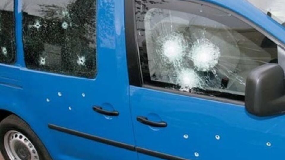 Террористы обстреляли три машины, а одну сожгли