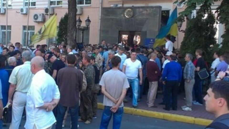 Здание Госпогранслужбы с 6 часов утра блокируют представители общественных организаций