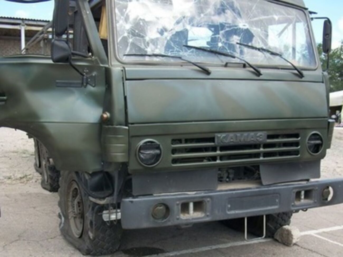 У этого "КамАЗа" бронированные стекла и борта