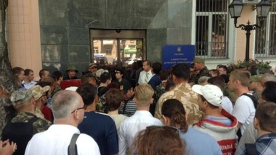 Митингующие требуют отставки председателя Госпогранслужбы Николая Литвина