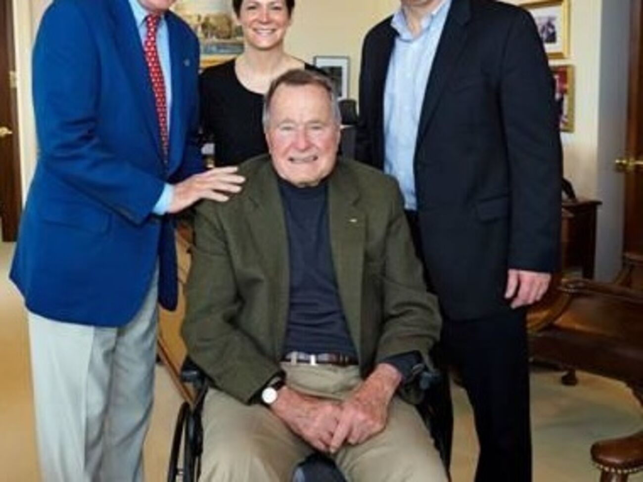 Буш-старший передвигается в инвалидной коляске