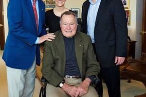 Буш-старший передвигается в инвалидной коляске