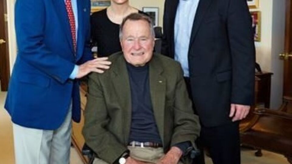 Буш-старший передвигается в инвалидной коляске