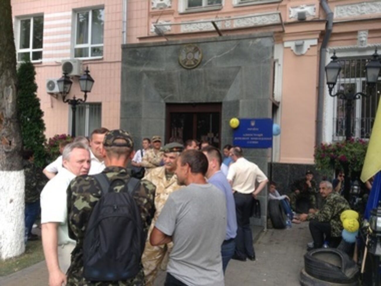 Митингующие перекрыли вход в здание и требуют люстрации в ведомстве