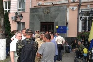 Митингующие перекрыли вход в здание и требуют люстрации в ведомстве