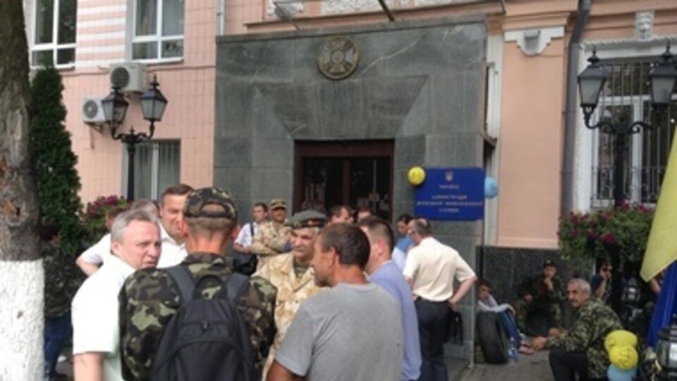 Митингующие перекрыли вход в здание и требуют люстрации в ведомстве